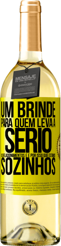 29,95 € Envio grátis | Vinho branco Edição WHITE Um brinde para quem leva a sério os relacionamentos e é por isso que estamos sozinhos Etiqueta Amarela. Etiqueta personalizável Vinho jovem Colheita 2024 Verdejo