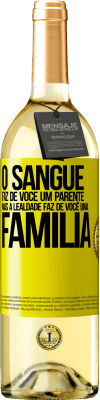 29,95 € Envio grátis | Vinho branco Edição WHITE O sangue faz de você um parente, mas a lealdade faz de você uma família Etiqueta Amarela. Etiqueta personalizável Vinho jovem Colheita 2023 Verdejo