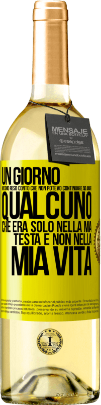 29,95 € Spedizione Gratuita | Vino bianco Edizione WHITE Un giorno mi sono reso conto che non potevo continuare ad amare qualcuno che era solo nella mia testa e non nella mia vita Etichetta Gialla. Etichetta personalizzabile Vino giovane Raccogliere 2024 Verdejo