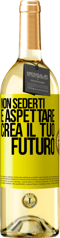 29,95 € Spedizione Gratuita | Vino bianco Edizione WHITE Non sederti e aspettare, crea il tuo futuro Etichetta Gialla. Etichetta personalizzabile Vino giovane Raccogliere 2024 Verdejo