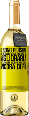 29,95 € Spedizione Gratuita | Vino bianco Edizione WHITE Ci sono persone che entrano nella tua vita per migliorarla e un'altra che esce per migliorarla ancora di più Etichetta Gialla. Etichetta personalizzabile Vino giovane Raccogliere 2024 Verdejo