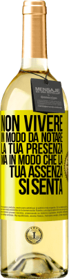 29,95 € Spedizione Gratuita | Vino bianco Edizione WHITE Non vivere in modo da notare la tua presenza, ma in modo che la tua assenza si senta Etichetta Gialla. Etichetta personalizzabile Vino giovane Raccogliere 2023 Verdejo