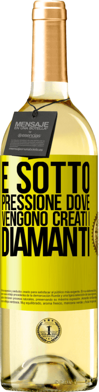 29,95 € Spedizione Gratuita | Vino bianco Edizione WHITE È sotto pressione dove vengono creati i diamanti Etichetta Gialla. Etichetta personalizzabile Vino giovane Raccogliere 2024 Verdejo