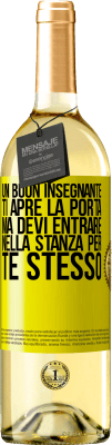 29,95 € Spedizione Gratuita | Vino bianco Edizione WHITE Un buon insegnante ti apre la porta, ma devi entrare nella stanza per te stesso Etichetta Gialla. Etichetta personalizzabile Vino giovane Raccogliere 2023 Verdejo