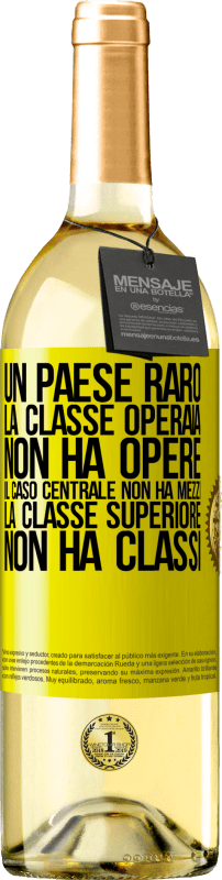 29,95 € Spedizione Gratuita | Vino bianco Edizione WHITE Un paese raro: la classe operaia non ha opere, il caso centrale non ha mezzi, la classe superiore non ha classi Etichetta Gialla. Etichetta personalizzabile Vino giovane Raccogliere 2024 Verdejo