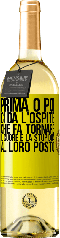 29,95 € Spedizione Gratuita | Vino bianco Edizione WHITE Prima o poi ci dà l'ospite che fa tornare il cuore e la stupidità al loro posto Etichetta Gialla. Etichetta personalizzabile Vino giovane Raccogliere 2025 Verdejo