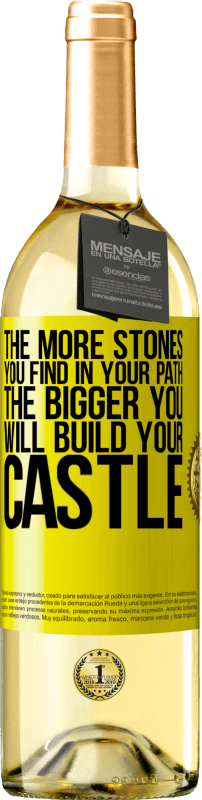 29,95 € 免费送货 | 白葡萄酒 WHITE版 您在路径中找到的石头越多，建造城堡的规模就越大 黄色标签. 可自定义的标签 青年酒 收成 2023 Verdejo