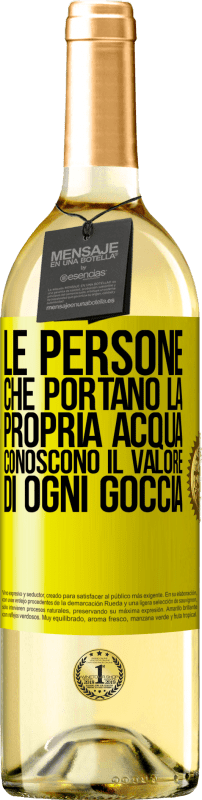 29,95 € Spedizione Gratuita | Vino bianco Edizione WHITE Le persone che portano la propria acqua, conoscono il valore di ogni goccia Etichetta Gialla. Etichetta personalizzabile Vino giovane Raccogliere 2024 Verdejo