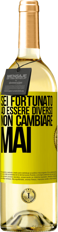 29,95 € Spedizione Gratuita | Vino bianco Edizione WHITE Sei fortunato ad essere diverso. Non cambiare mai Etichetta Gialla. Etichetta personalizzabile Vino giovane Raccogliere 2024 Verdejo