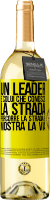 29,95 € Spedizione Gratuita | Vino bianco Edizione WHITE Un leader è colui che conosce la strada, percorre la strada e mostra la via Etichetta Gialla. Etichetta personalizzabile Vino giovane Raccogliere 2023 Verdejo