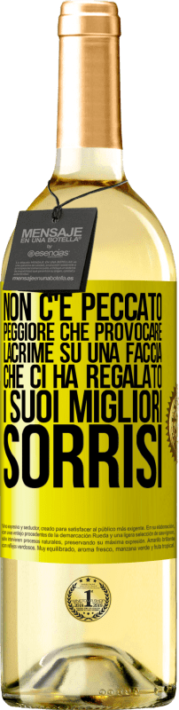 29,95 € Spedizione Gratuita | Vino bianco Edizione WHITE Non c'è peccato peggiore che provocare lacrime su una faccia che ci ha regalato i suoi migliori sorrisi Etichetta Gialla. Etichetta personalizzabile Vino giovane Raccogliere 2025 Verdejo