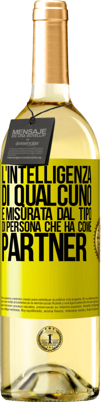 29,95 € Spedizione Gratuita | Vino bianco Edizione WHITE L'intelligenza di qualcuno è misurata dal tipo di persona che ha come partner Etichetta Gialla. Etichetta personalizzabile Vino giovane Raccogliere 2024 Verdejo