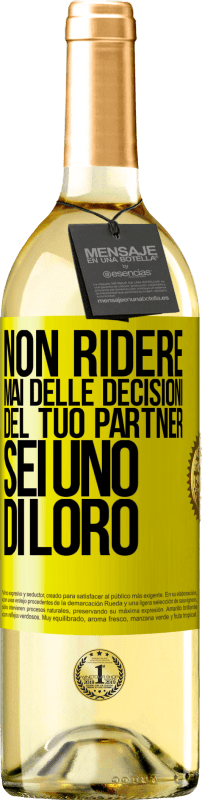 29,95 € Spedizione Gratuita | Vino bianco Edizione WHITE Non ridere mai delle decisioni del tuo partner. Sei uno di loro Etichetta Gialla. Etichetta personalizzabile Vino giovane Raccogliere 2024 Verdejo