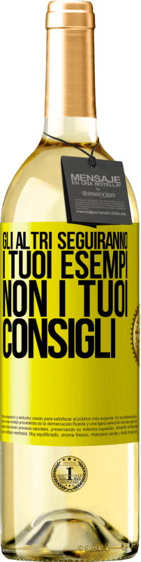 29,95 € Spedizione Gratuita | Vino bianco Edizione WHITE Gli altri seguiranno i tuoi esempi, non i tuoi consigli Etichetta Gialla. Etichetta personalizzabile Vino giovane Raccogliere 2024 Verdejo