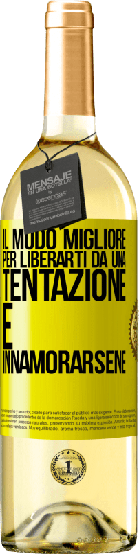 29,95 € Spedizione Gratuita | Vino bianco Edizione WHITE Il modo migliore per liberarti da una tentazione è innamorarsene Etichetta Gialla. Etichetta personalizzabile Vino giovane Raccogliere 2024 Verdejo