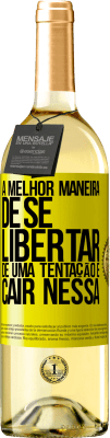 29,95 € Envio grátis | Vinho branco Edição WHITE A melhor maneira de se libertar de uma tentação é cair nessa Etiqueta Amarela. Etiqueta personalizável Vinho jovem Colheita 2023 Verdejo