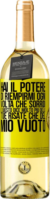 29,95 € Spedizione Gratuita | Vino bianco Edizione WHITE Hai il potere di riempirmi ogni volta che sorridi, e questo dice molto più delle tue risate che del mio vuoto Etichetta Gialla. Etichetta personalizzabile Vino giovane Raccogliere 2024 Verdejo