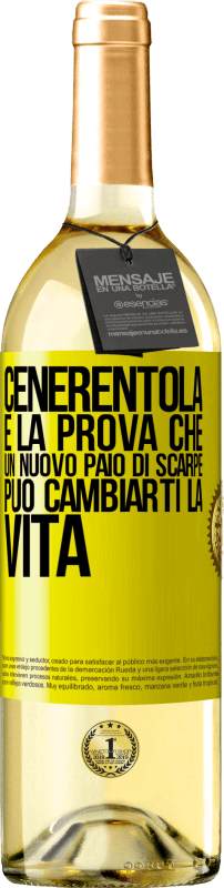 29,95 € Spedizione Gratuita | Vino bianco Edizione WHITE Cenerentola è la prova che un nuovo paio di scarpe può cambiarti la vita Etichetta Gialla. Etichetta personalizzabile Vino giovane Raccogliere 2025 Verdejo
