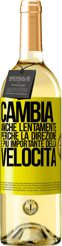 29,95 € Spedizione Gratuita | Vino bianco Edizione WHITE Cambia, anche lentamente, perché la direzione è più importante della velocità Etichetta Gialla. Etichetta personalizzabile Vino giovane Raccogliere 2024 Verdejo