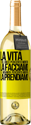 29,95 € Spedizione Gratuita | Vino bianco Edizione WHITE La vita è del dieci percento mentre la facciamo e il novanta percento mentre la prendiamo Etichetta Gialla. Etichetta personalizzabile Vino giovane Raccogliere 2023 Verdejo