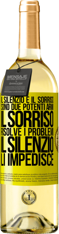 29,95 € Spedizione Gratuita | Vino bianco Edizione WHITE Il silenzio e il sorriso sono due potenti armi. Il sorriso risolve i problemi, il silenzio li impedisce Etichetta Gialla. Etichetta personalizzabile Vino giovane Raccogliere 2024 Verdejo