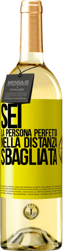 29,95 € Spedizione Gratuita | Vino bianco Edizione WHITE Sei la persona perfetta nella distanza sbagliata Etichetta Gialla. Etichetta personalizzabile Vino giovane Raccogliere 2024 Verdejo