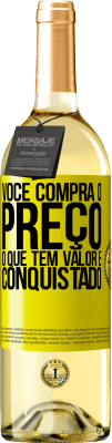 29,95 € Envio grátis | Vinho branco Edição WHITE Você compra o preço. O que tem valor é conquistado Etiqueta Amarela. Etiqueta personalizável Vinho jovem Colheita 2024 Verdejo