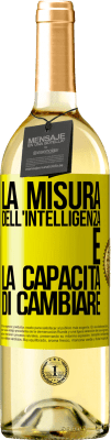 29,95 € Spedizione Gratuita | Vino bianco Edizione WHITE La misura dell'intelligenza è la capacità di cambiare Etichetta Gialla. Etichetta personalizzabile Vino giovane Raccogliere 2025 Verdejo