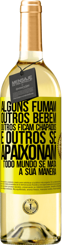 29,95 € Envio grátis | Vinho branco Edição WHITE Alguns fumam, outros bebem, outros ficam chapados e outros se apaixonam. Todo mundo se mata à sua maneira Etiqueta Amarela. Etiqueta personalizável Vinho jovem Colheita 2024 Verdejo