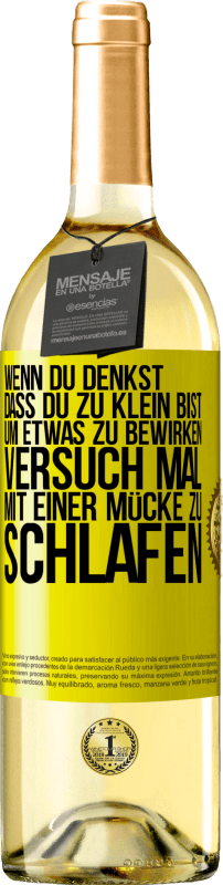 29,95 € Kostenloser Versand | Weißwein WHITE Ausgabe Wenn du denkst, dass du zu klein bist, um etwas zu bewirken, versuch mal, mit einer Mücke zu schlafen Gelbes Etikett. Anpassbares Etikett Junger Wein Ernte 2024 Verdejo