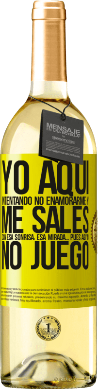 29,95 € Envío gratis | Vino Blanco Edición WHITE Yo aquí, intentando no enamorarme y me sales con esa sonrisa, esa mirada… pues así ya no juego Etiqueta Amarilla. Etiqueta personalizable Vino joven Cosecha 2024 Verdejo