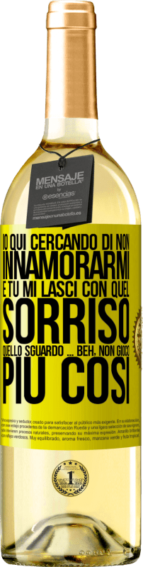 29,95 € Spedizione Gratuita | Vino bianco Edizione WHITE Qui sto cercando di non innamorarmi e tu mi lasci con quel sorriso, quello sguardo ... beh, non gioco più così Etichetta Gialla. Etichetta personalizzabile Vino giovane Raccogliere 2024 Verdejo