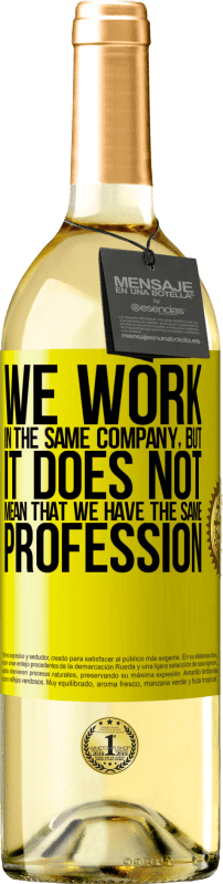 29,95 € 送料無料 | 白ワイン WHITEエディション 同じ会社で働いているということは、同じ職業を持っているという意味ではありません 黄色のラベル. カスタマイズ可能なラベル 若いワイン 収穫 2025 Verdejo