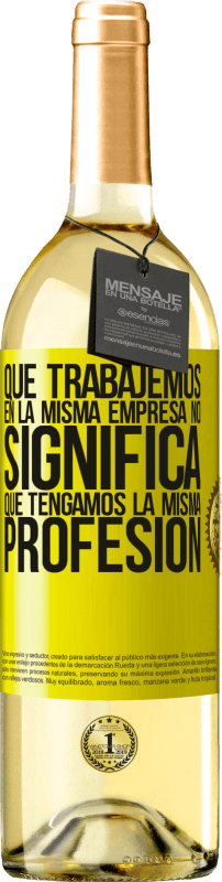 29,95 € Envío gratis | Vino Blanco Edición WHITE Que trabajemos en la misma empresa no significa que tengamos la misma profesión Etiqueta Amarilla. Etiqueta personalizable Vino joven Cosecha 2024 Verdejo