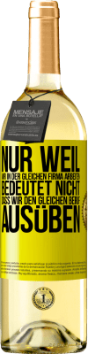 29,95 € Kostenloser Versand | Weißwein WHITE Ausgabe Nur weil wir in der gleichen Firma arbeiten, bedeutet nicht, dass wir den gleichen Beruf ausüben Gelbes Etikett. Anpassbares Etikett Junger Wein Ernte 2023 Verdejo