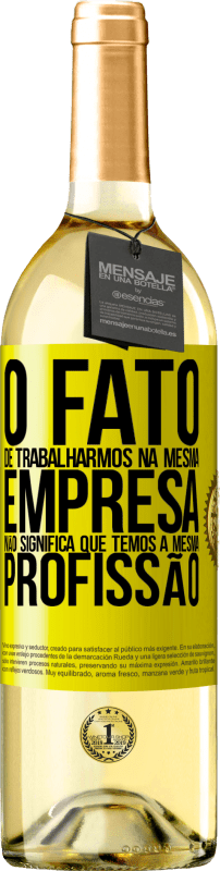 29,95 € Envio grátis | Vinho branco Edição WHITE O fato de trabalharmos na mesma empresa não significa que temos a mesma profissão Etiqueta Amarela. Etiqueta personalizável Vinho jovem Colheita 2024 Verdejo