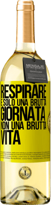 29,95 € Spedizione Gratuita | Vino bianco Edizione WHITE Respirare, è solo una brutta giornata, non una brutta vita Etichetta Gialla. Etichetta personalizzabile Vino giovane Raccogliere 2024 Verdejo