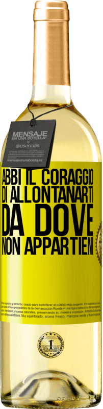 29,95 € Spedizione Gratuita | Vino bianco Edizione WHITE Abbi il coraggio di allontanarti da dove non appartieni Etichetta Gialla. Etichetta personalizzabile Vino giovane Raccogliere 2024 Verdejo