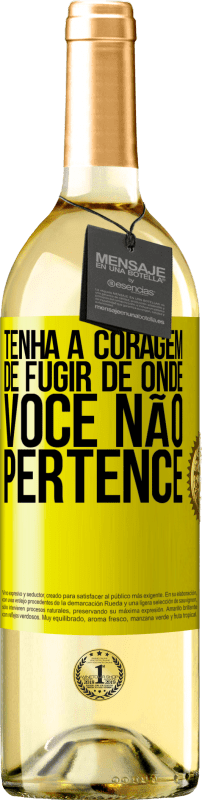 29,95 € Envio grátis | Vinho branco Edição WHITE Tenha a coragem de fugir de onde você não pertence Etiqueta Amarela. Etiqueta personalizável Vinho jovem Colheita 2024 Verdejo