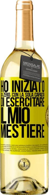 29,95 € Spedizione Gratuita | Vino bianco Edizione WHITE Ho iniziato da zero, con la sola capacità di esercitare il mio mestiere Etichetta Gialla. Etichetta personalizzabile Vino giovane Raccogliere 2024 Verdejo