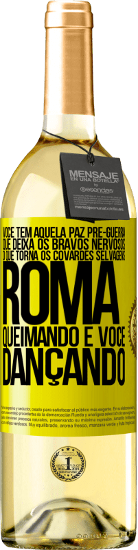 29,95 € Envio grátis | Vinho branco Edição WHITE Você tem aquela paz pré-guerra que deixa os bravos nervosos, o que torna os covardes selvagens. Roma queimando e você Etiqueta Amarela. Etiqueta personalizável Vinho jovem Colheita 2024 Verdejo