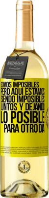 29,95 € Envío gratis | Vino Blanco Edición WHITE Somos imposibles, pero aquí estamos, siendo imposibles juntos y dejando lo posible para otro día Etiqueta Amarilla. Etiqueta personalizable Vino joven Cosecha 2025 Verdejo