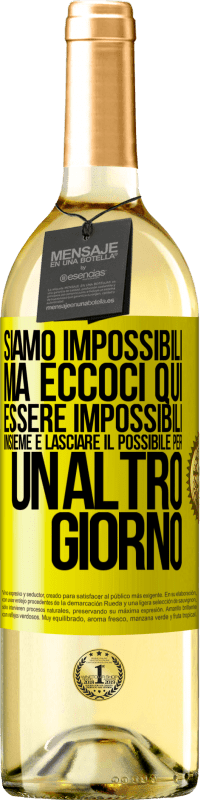 29,95 € Spedizione Gratuita | Vino bianco Edizione WHITE Siamo impossibili, ma eccoci qui, essere impossibili insieme e lasciare il possibile per un altro giorno Etichetta Gialla. Etichetta personalizzabile Vino giovane Raccogliere 2024 Verdejo