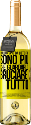 29,95 € Spedizione Gratuita | Vino bianco Edizione WHITE Mi allontano da lieto fine, sono più che guardarlo bruciare tutto Etichetta Gialla. Etichetta personalizzabile Vino giovane Raccogliere 2024 Verdejo