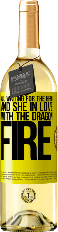29,95 € Бесплатная доставка | Белое вино Издание WHITE Все ждут героя и она влюблена в драконий огонь Желтая этикетка. Настраиваемая этикетка Молодое вино Урожай 2023 Verdejo