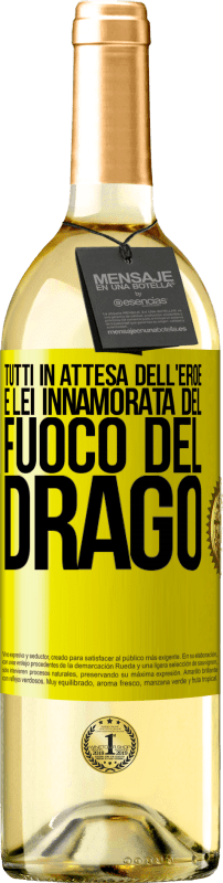 29,95 € Spedizione Gratuita | Vino bianco Edizione WHITE Tutti in attesa dell'eroe e lei innamorata del fuoco del drago Etichetta Gialla. Etichetta personalizzabile Vino giovane Raccogliere 2024 Verdejo