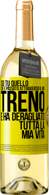 29,95 € Spedizione Gratuita | Vino bianco Edizione WHITE Sei tu quello che è passato attraverso il mio treno e ha deragliato tutta la mia vita Etichetta Gialla. Etichetta personalizzabile Vino giovane Raccogliere 2024 Verdejo