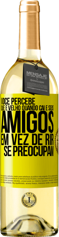 29,95 € Envio grátis | Vinho branco Edição WHITE Você percebe que é velho quando cai e seus amigos, em vez de rir, se preocupam Etiqueta Amarela. Etiqueta personalizável Vinho jovem Colheita 2024 Verdejo