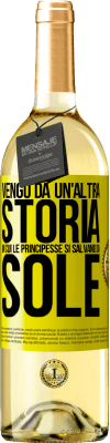 29,95 € Spedizione Gratuita | Vino bianco Edizione WHITE Vengo da un'altra storia in cui le principesse si salvano da sole Etichetta Gialla. Etichetta personalizzabile Vino giovane Raccogliere 2024 Verdejo