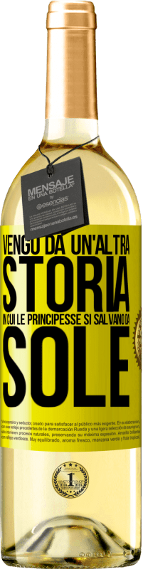 29,95 € Spedizione Gratuita | Vino bianco Edizione WHITE Vengo da un'altra storia in cui le principesse si salvano da sole Etichetta Gialla. Etichetta personalizzabile Vino giovane Raccogliere 2023 Verdejo